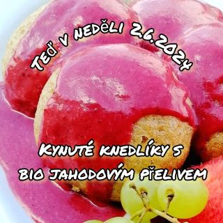 Oblíbené celozrnné kynuté knedlíky s bio jahodovým přelivem ❤️ #oběd #jahodoveknedliky #domacikuchyne #sladkyobed